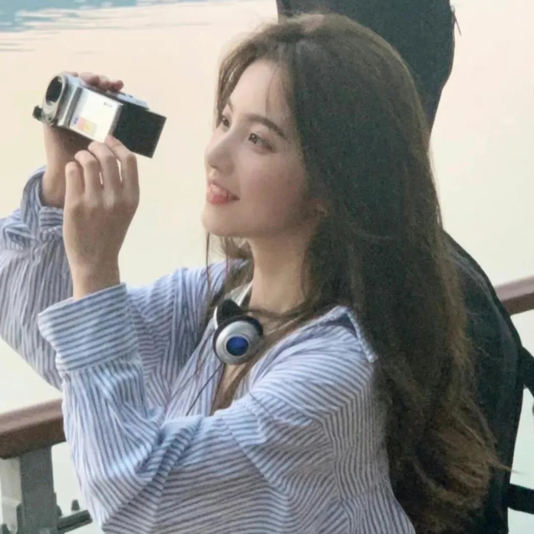 三个摩登女性